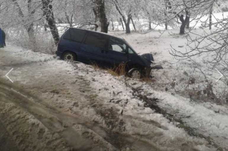 На Закарпатті внаслідок аварії двоє дітей у лікарні і втратили матір