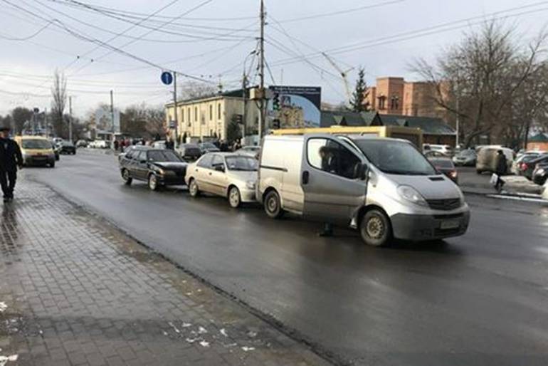 У Вінниці біля церкви сталося потрійне ДТП
