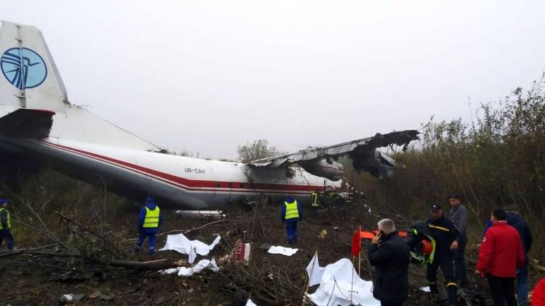 На Львівщині поблизу цвинтаря розбився літак: повідомляють про загиблих