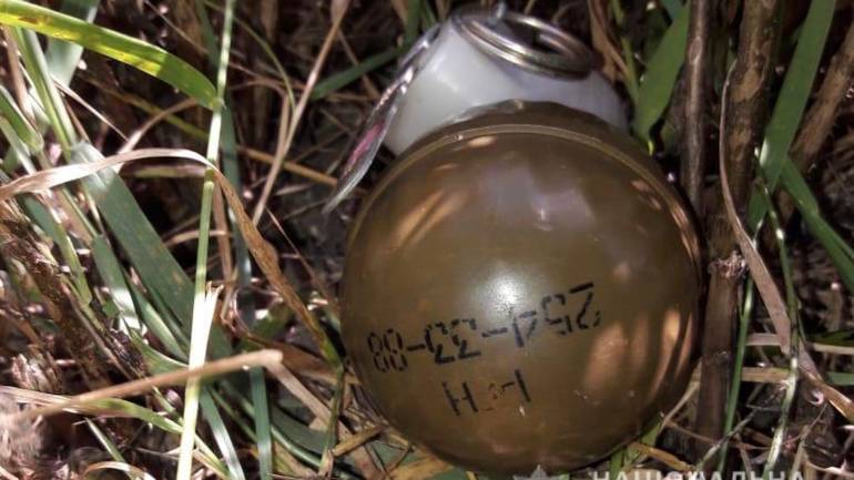 На Вінниччині нетверезий чоловік погрожував дружині гранатою