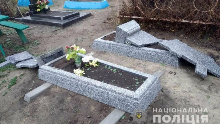 розбив надгробки фото