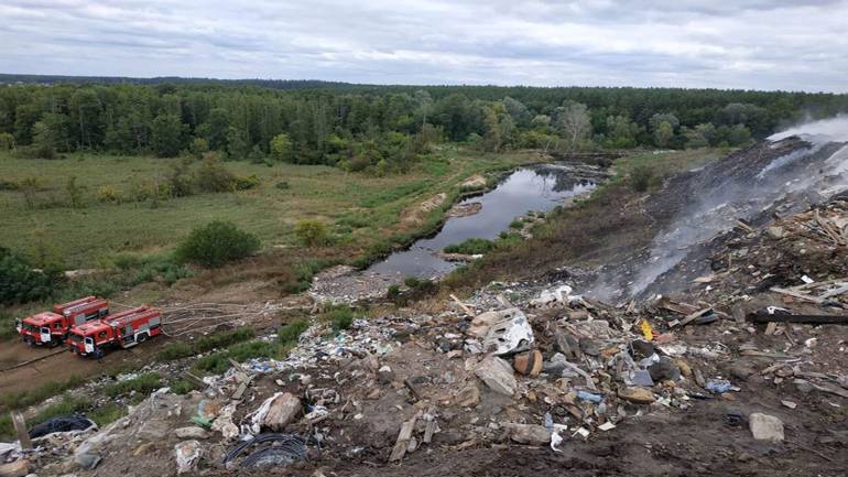 На Полтавщині понад добу горить сміттєзвалище