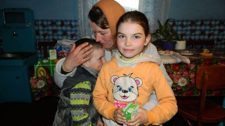 На Вінниччині родину погорільців пограбували шахраї