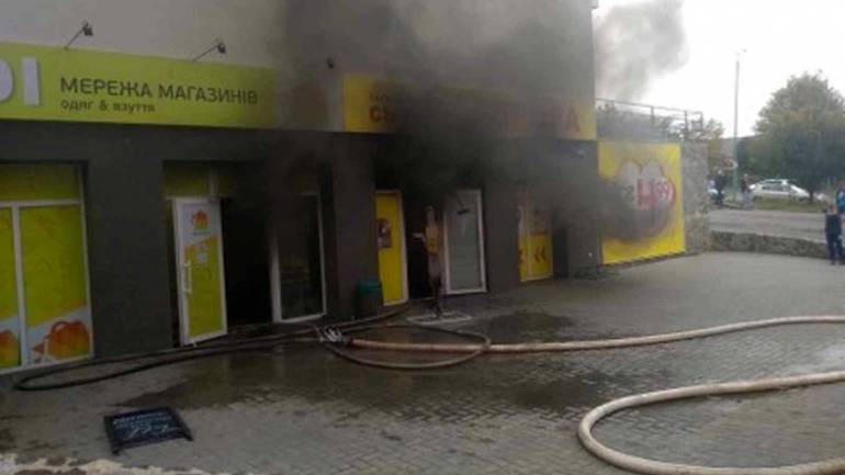 На Вінниччині загорівся магазин