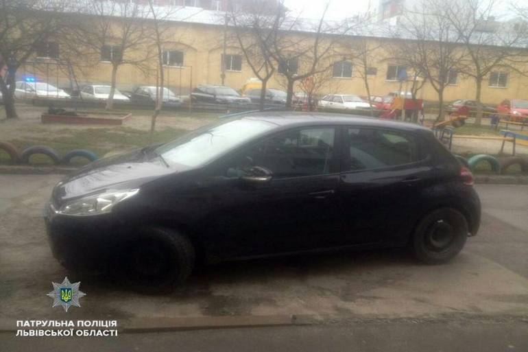 У Львові правопорушниця півкілометра везла патрульного на капоті свого авто