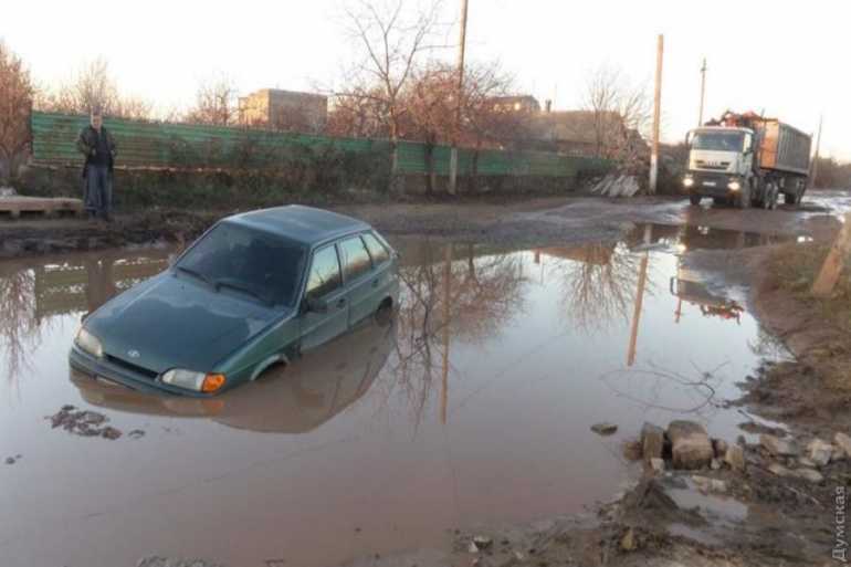 На Одещині автомобіль потонув посеред вулиці