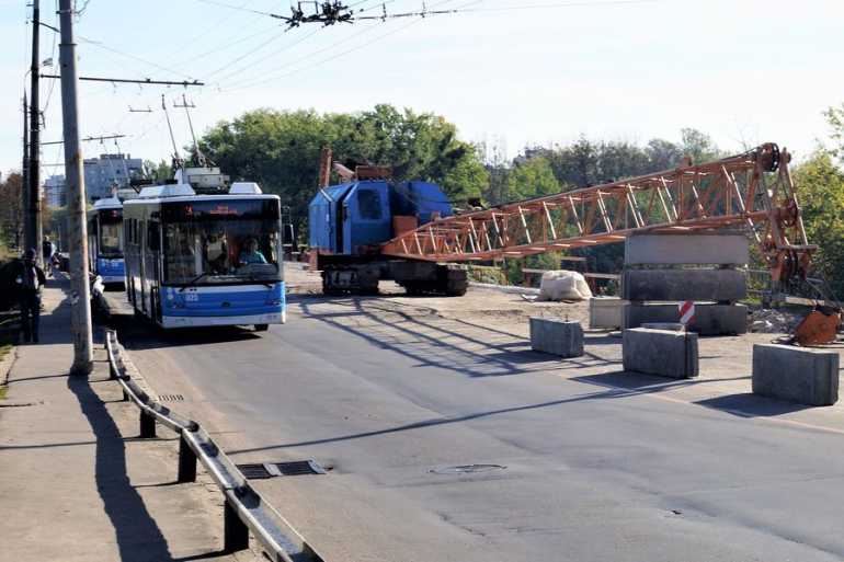 Не довго їздили: Київський міст знову перекривають