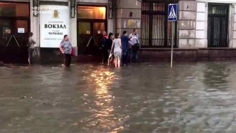 Залізничний вокзал у воді: Чернівці затопило через сильні зливи